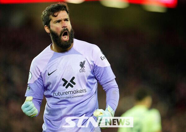 리버풀의 골키퍼 알리송. 대규모 제안을 거절한 후 잔류할 분위기다. 영국 매체 ‘풋볼 인사이더’는 13일 “알리송은 사우디아라비아 클럽 알 나스르의 대규모 제안을 거절했다”고 전했다. 이어 “알리송은 알 나스르의 제안을 거절한 후 리버풀에 잔류할 계획이다”고 덧붙였다. 사진┃뉴시스/AP