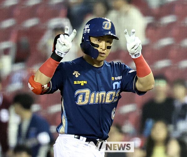 25일 오후 서울 송파구 잠실야구장에서 열린 프로야구 2024 KBO리그 NC 다이노스와 두산 베어스의 경기, 8회초 무사 2,3루 NC 4번타자 손아섭이 1타점 적시타를 치고 세리머니를 하고 있다. 사진┃뉴시스