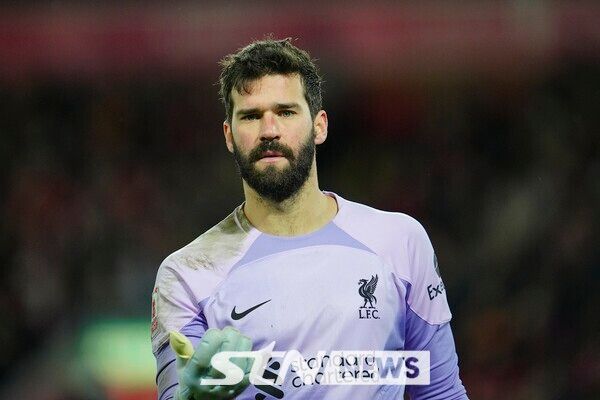 리버풀의 골키퍼 알리송. 대규모 제안을 거절한 후 잔류할 분위기다. 영국 매체 ‘풋볼 인사이더’는 13일 “알리송은 사우디아라비아 클럽 알 나스르의 대규모 제안을 거절했다”고 전했다. 이어 “알리송은 알 나스르의 제안을 거절한 후 리버풀에 잔류할 계획이다”고 덧붙였다. 사진┃뉴시스/AP