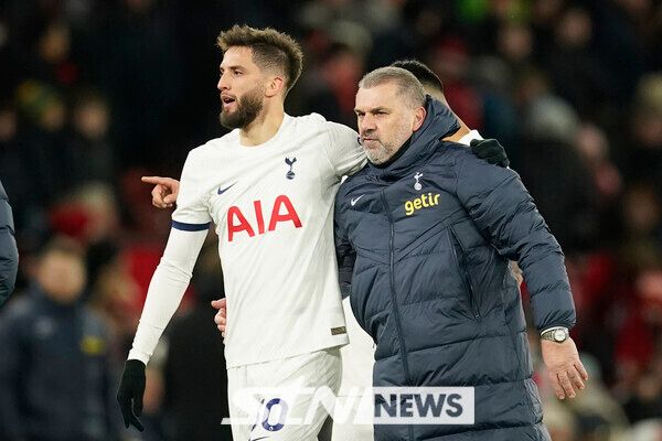 토트넘 홋스퍼 미드필더 로드리고 벤탕쿠르(사진 좌측). 사진┃뉴시스/AP