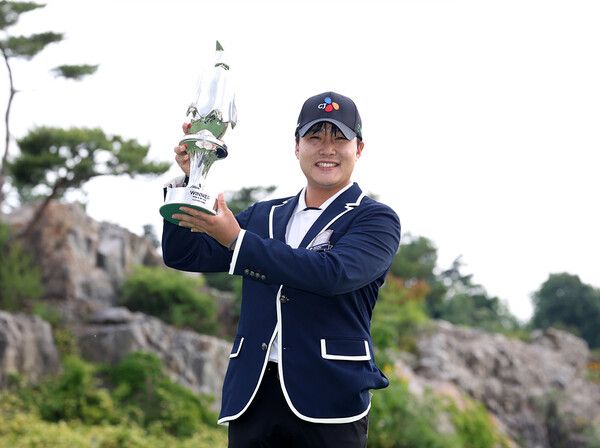 김민규는 2일 충북 충주시에 위치한 킹스데일 골프클럽(파72·7334야드)에서 열린 한국프로골프(KPGA) 투어 ‘데상트코리아 매치플레이(총상금 8억 원)’ 결승전에서 조우영 상대로 연장 2차전까지 가는 승부 끝에 우승컵을 들어 올렸다. 우승 트로피를 들고 감격에 세리머니를 하고 있다. 사진┃KPGA