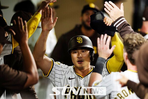 샌디에이고 파드리스의 김하성이 11일(현지시각) 미 캘리포니아주 샌디에이고의 펫코 파크에서 열린 2024 메이저리그(MLB) 오클랜드 애슬레틱스와의 경기 5회 말 재치있는 주루 플레이로 득점한 후 더그아웃에서 환영 받고 있다. 김하성은 2타수 1안타 2볼넷 1득점을 기록했고 샌디에이고는 9회 말 카일 히가시오코의 끝내기 홈런으로 4-3으로 승리했다. 사진┃뉴시스/AP