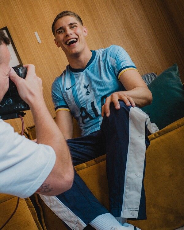 새 원정 유니폼을 입은 토트넘 홋스퍼 센터백 미키 반 더 벤. 사진┃토트넘 홋스퍼