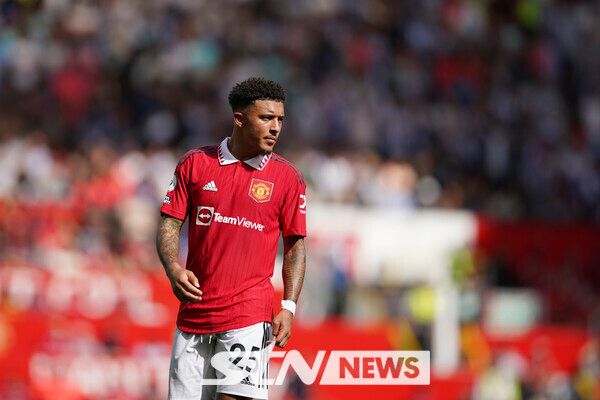 맨체스터 유나이티드의 금쪽이가 또 떠날까?&nbsp;스페인 매체 ‘스포르트’는 26일 “제이든 산초가 바르셀로나로부터 관심을 받는 중이다”고 전했다. 이어 “바르셀로나는 산초의 완전 영입은 부담이 있지만, 임대 가능성이 열리면 상황이 바뀔 수 있다”고 덧붙였다.&nbsp;사진┃뉴시스/AP