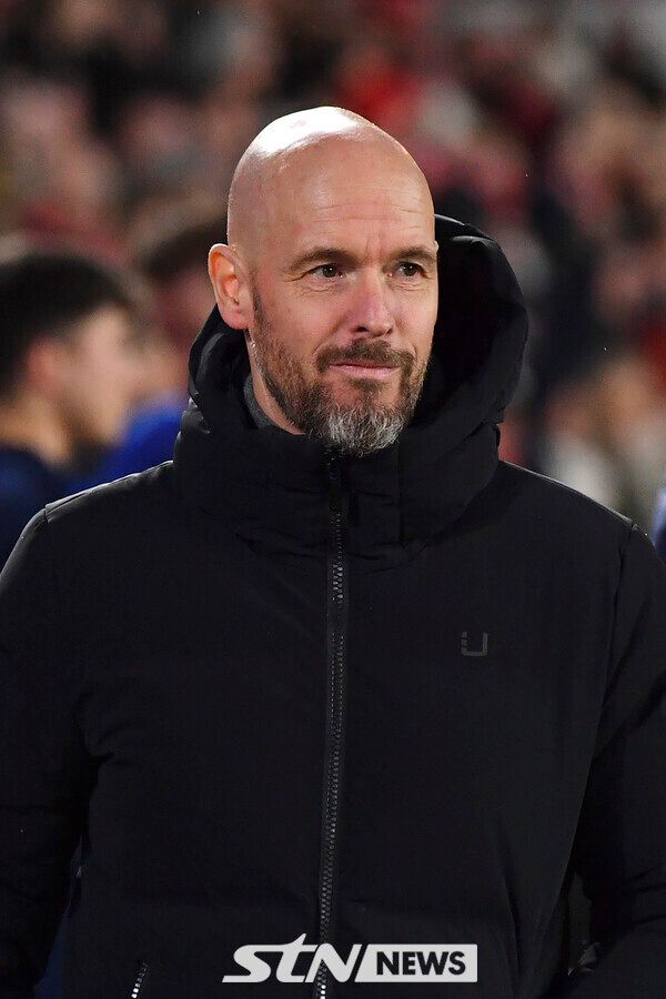 맨체스터 유나이티드와 에릭 텐 하흐 감독의 새로운 계약이 임박했다. 유럽 축구 사정에 능통한 기자 파브리시오 로마노는 “텐 하흐 감독과 맨유의 재계약 합의를 거의 합의를 마쳤다. 이번 주 계약을 마무리할 예정이다”고 전했다.이어 “새로운 코치 합류도 있을 것이다. 유력 후보는 루드 반 니스텔루이다”고 덧붙였다. 사진┃뉴시스/AP