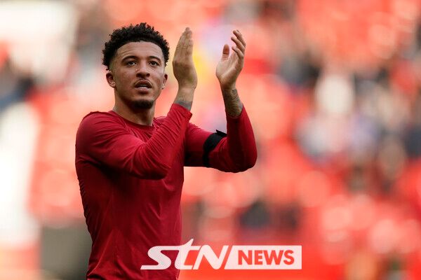 맨체스터 유나이티드의 금쪽이가 또 떠날까?&nbsp;스페인 매체 ‘스포르트’는 26일 “제이든 산초가 바르셀로나로부터 관심을 받는 중이다”고 전했다. 이어 “바르셀로나는 산초의 완전 영입은 부담이 있지만, 임대 가능성이 열리면 상황이 바뀔 수 있다”고 덧붙였다.&nbsp;사진┃뉴시스/AP