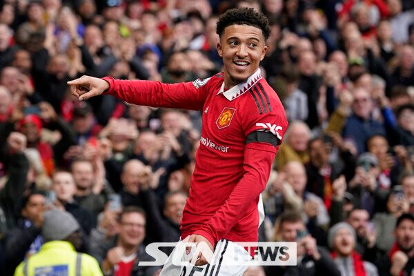 맨체스터 유나이티드의 금쪽이가 또 떠날까?&nbsp;스페인 매체 ‘스포르트’는 26일 “제이든 산초가 바르셀로나로부터 관심을 받는 중이다”고 전했다. 이어 “바르셀로나는 산초의 완전 영입은 부담이 있지만, 임대 가능성이 열리면 상황이 바뀔 수 있다”고 덧붙였다.&nbsp;사진┃뉴시스/AP