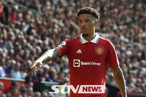 맨체스터 유나이티드의 금쪽이가 또 떠날까?&nbsp;스페인 매체 ‘스포르트’는 26일 “제이든 산초가 바르셀로나로부터 관심을 받는 중이다”고 전했다. 이어 “바르셀로나는 산초의 완전 영입은 부담이 있지만, 임대 가능성이 열리면 상황이 바뀔 수 있다”고 덧붙였다.&nbsp;사진┃뉴시스/AP