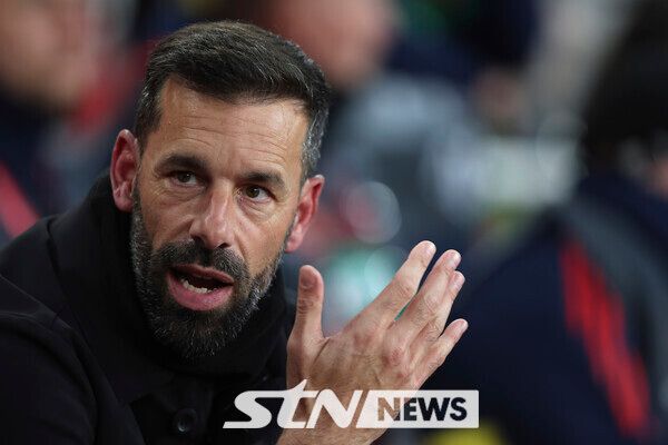 맨체스터 유나이티드와 에릭 텐 하흐 감독의 새로운 계약이 임박했다. 유럽 축구 사정에 능통한 기자 파브리시오 로마노는 “텐 하흐 감독과 맨유의 재계약 합의를 거의 합의를 마쳤다. 이번 주 계약을 마무리할 예정이다”고 전했다.이어 “새로운 코치 합류도 있을 것이다. 유력 후보는 루드 반 니스텔루이다”고 덧붙였다. 사진┃뉴시스/AP