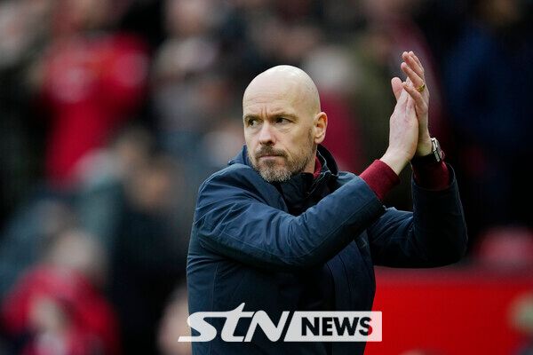 맨체스터 유나이티드와 에릭 텐 하흐 감독의 새로운 계약이 임박했다. 유럽 축구 사정에 능통한 기자 파브리시오 로마노는 “텐 하흐 감독과 맨유의 재계약 합의를 거의 합의를 마쳤다. 이번 주 계약을 마무리할 예정이다”고 전했다.이어 “새로운 코치 합류도 있을 것이다. 유력 후보는 루드 반 니스텔루이다”고 덧붙였다. 사진┃뉴시스/AP