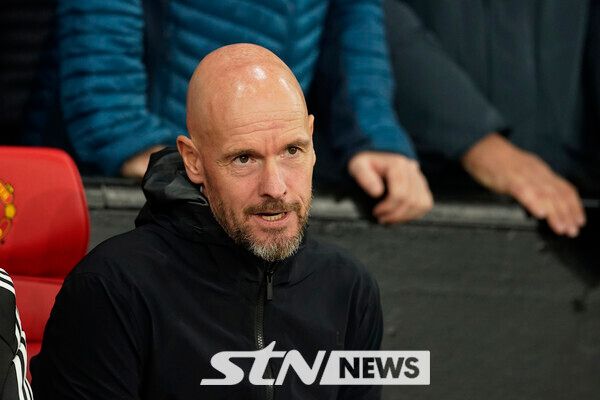 맨체스터 유나이티드와 에릭 텐 하흐 감독의 새로운 계약이 임박했다. 유럽 축구 사정에 능통한 기자 파브리시오 로마노는 “텐 하흐 감독과 맨유의 재계약 합의를 거의 합의를 마쳤다. 이번 주 계약을 마무리할 예정이다”고 전했다.이어 “새로운 코치 합류도 있을 것이다. 유력 후보는 루드 반 니스텔루이다”고 덧붙였다. 사진┃뉴시스/AP