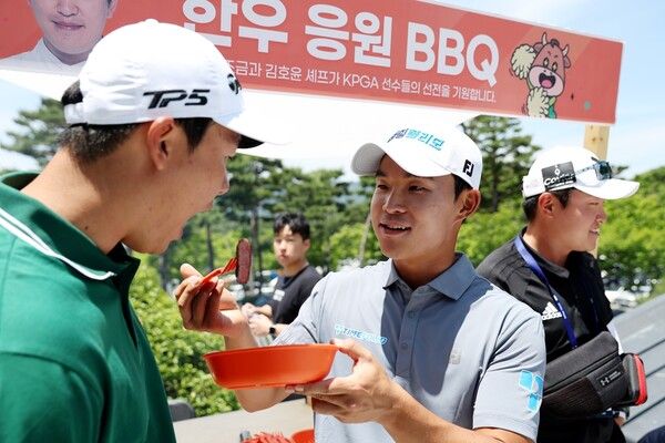 ‘제67회 KPGA 선수권대회 with A-ONE CC’의 개막을 하루 앞둔 5일(수) 대회 공식 연습라운드에 출전한 선수들이 푸짐한&nbsp; 한우고기를 먹고 있다.&nbsp;&nbsp;사진┃KPGA