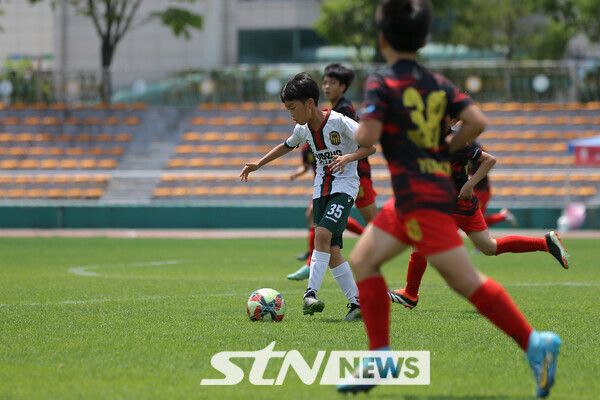 중학교 축구 선수들의 경기력 향상을 위한 ‘2024 청춘양구 중학교 1학년 축구 페스티벌’(이하 양구 페스티벌)이 6월 6일 개막됐다. 대회에 참여한 선수들이 볼을 드리블하고 있다.