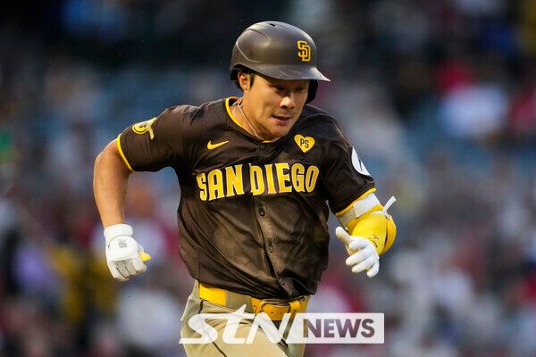 샌디에이고 파드리스의 김하성이 3일(현지시각) 미 캘리포니아주 애너하임의 에인절 스타디움에서 열린 2024 메이저리그(MLB) 로스앤젤레스 에인절스와의 경기 1회 초 유격수 땅볼로 물러나고 있다. 김하성은 2루타 두 개를 때려내 4타수 2안타를 기록했고 팀은 1-2로 역전패했다. 사진┃뉴시스/AP