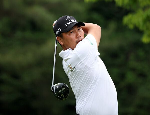 이대한 16번 홀 티샷 장면. 이대한은 6일 경남 양산에 위치한 에이원CC 남, 서코스(파71·7142야드) 에서 열린&nbsp; ‘제67회 KPGA 선수권대회 with A-ONE CC(총상금 16억 원·우승상금 3.2억 원)’ 1라운드에서 보기 없이 8언더파를 몰아치며 공동 선두에 자리했다. 사진┃KPGA