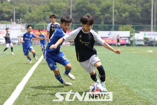 중학교 축구 선수들의 경기력 향상을 위한 '2024 청춘양구 중학교 1학년 축구 페스티벌'(이하 양구 페스티벌)이 6월 6일 개막됐다. 대회 이틀 차에 참여한 선수들이 볼 경합을 펼치고 있다.