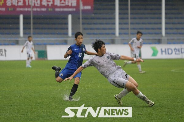 중학교 축구 선수들의 경기력 향상을 위한 '2024 청춘양구 중학교 1학년 축구 페스티벌'(이하 양구 페스티벌)이 6월 6일 개막됐다. 대회에 참여한 선수들이 볼 경합을 펼치고 있다.