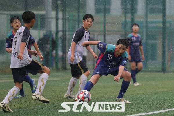 중학교 축구 선수들의 경기력 향상을 위한 '2024 청춘양구 중학교 1학년 축구 페스티벌'(이하 양구 페스티벌)이 6월 6일 개막됐다. 대회에 참여한 선수들이 볼 다툼을 펼치고 있다.