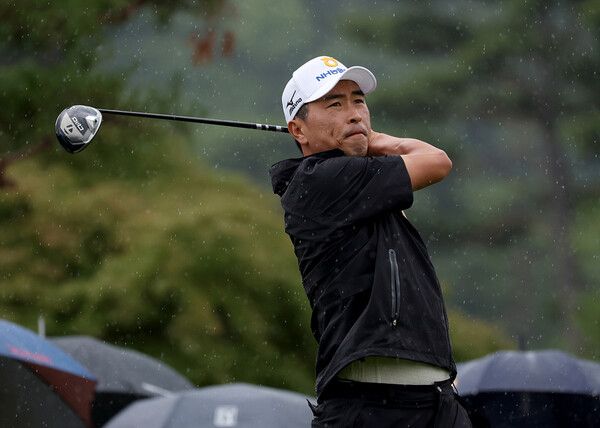 문경준이 8일 경남 양산에 있는 에이원 컨트리클럽 남, 서코스(파71·7142야드)에 열린&nbsp;제67회 KPGA 선수권대회 with A-ONE CC(총상금 16억 원)’ 3라운드 1번 홀 드라이버 티샷 장면. 사진┃KPGA