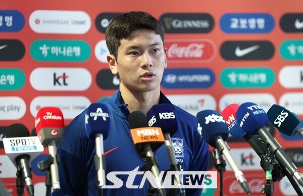 황재원이 취재진과 인터뷰를 하고 있다. 사진┃뉴시스