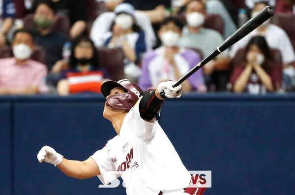 4일 서울 구로구 고척스카이돔에서 열린 2022 KBO 리그 키움 히어로즈 대 SSG 랜더스의 경기, 1회말 1사 주자 만루상황, 키움 박찬혁이 2타점 적시타를 치고 있다. 사진┃뉴시스