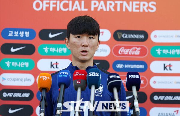 대한민국 축구대표팀 황인범이 9일 오후 경기도 고양시 고양종합운동장에서 훈련에 앞서 인터뷰하고 있다. 대표팀은 오는 11일 중국과 2026 국제축구연맹(FIFA) 북중미 월드컵 아시아 지역 2차 예선 경기를 치른다. 사진┃뉴시스