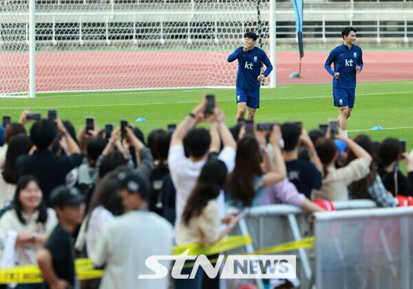 2026 국제축구연맹(FIFA) 북중미 월드컵 아시아 지역 2차 예선 조별리그 C조 6차전 중국과의 경기를 앞둔 축구대표팀 손흥민이 8일 오후 경기 고양시 고양종합운동장에서 팬들 앞에서 가볍게 런닝을 하며 몸을 풀고 있다. 사진┃뉴시스