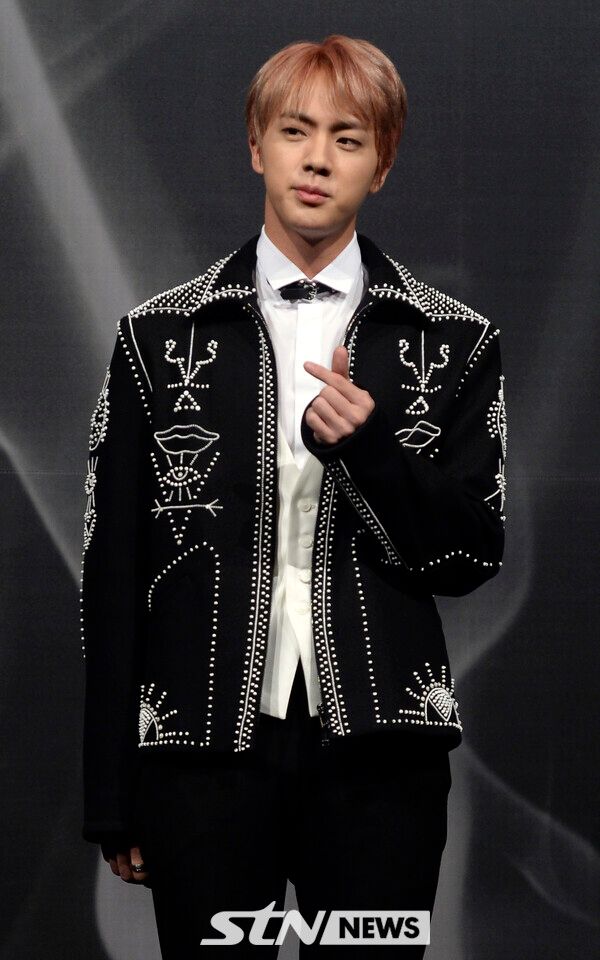 그룹 방탄소년단의 진이 10일 서울 중구 롯데호텔 크리스탈볼룸에서 열린 정규 2집 발매 기념 기자간담회에 참석해 포즈를 취하고 있다. 사진┃뉴시스