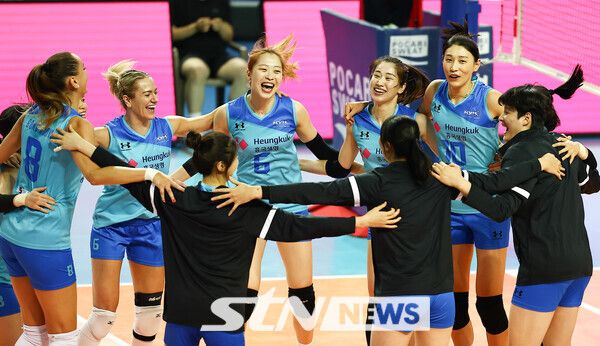 스타팀 김연경이 9일 서울 송파구 잠실실내체육관에서 열린 '김연경 초청 세계 여자배구 올스타전'(KYK Invitational 2024) 스타팀 대 월드팀의 경기에서 스타팀이 70-68로으로 승리를 거둔 뒤 선수들과 기뻐하고 있다. 사진┃뉴시스