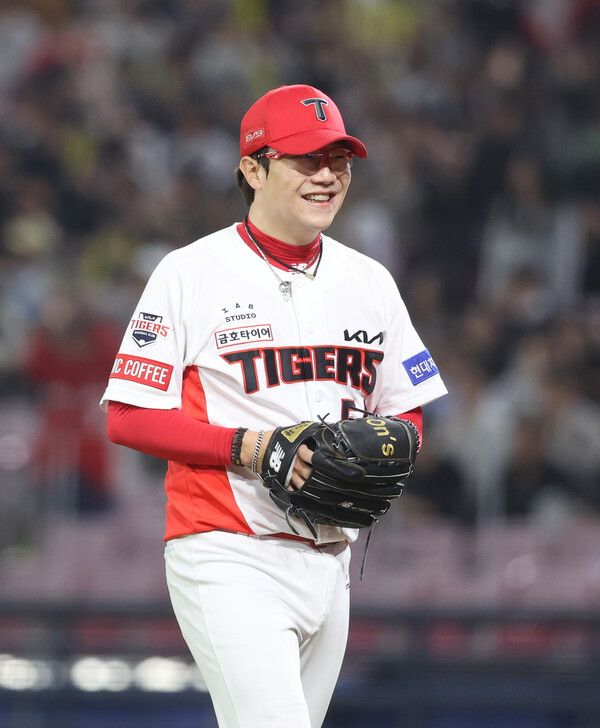 1일 광주기아챔피언스필드에서 열린 프로야구 kt wiz와 KIA 타이거즈의 경기, KIA 선발 양현종이 미소짓고 있다. 양현종은 9이닝 8피안타 1실점으로 1694일 만에 완투승을 기록했다. 사진┃KIA 타이거즈