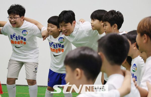 박지성 전 축구국가대표 선수가 12일 서울 종로구 국립현대미술관 서울 교육동에서 열린 '박지성과 함께하는 미래세대 토크·주니어 풋살'에 참석해 참석 어린이들과 즐거운 시간을 갖고 있다. 사진┃뉴시스