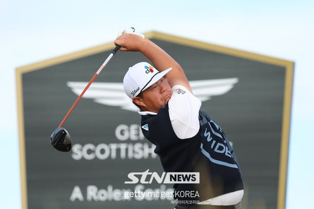 임성재(26·CJ)가 13일(현지시간) 영국 스코틀랜드 노스베릭의 더 르네상스 클럽(70)에서 열린 미국프로골프(PGA) 투어 '제네시스 스코티시 오픈(총상금 900만 달러)'&nbsp; 2라운드 1번 홀에서 티샷하고 있다. 임성재는 중간 합계 10언더파 130타로 공동 3위로 경기를 마쳤다. 사진┃게티이미지코리아