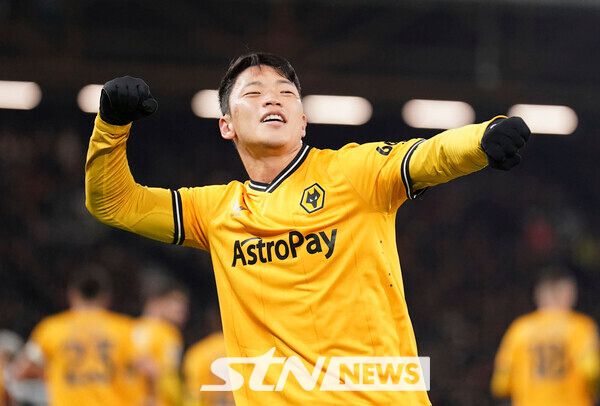 황희찬이 울버햄튼을 떠나 메르세유로 향할까?프랑스 매체 ‘풋 메르카토’는 15일 “황희찬이 울버햄튼을 떠나 마르세유로의 이적을 원한다”고 전했다.이어 “황희찬은 울버햄튼에 마르세유 이적을 원한다는 의사를 전달했다. 개인 조건도 합의를 마쳤다”고 덧붙였다.이어 “황희찬이 의사를 전달하면서 울버햄튼과 마르세유가 이적료를 조정하는 일만 남았다”고 가능성을 언급했다.마르세유의 황희찬을 향한 관심은 최근 꾸준했다.프랑스 매체 '겟 프렌치 풋볼 뉴스'는 지난 5일 