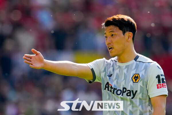 황희찬이 울버햄튼을 떠나 메르세유로 향할까?프랑스 매체 ‘풋 메르카토’는 15일 “황희찬이 울버햄튼을 떠나 마르세유로의 이적을 원한다”고 전했다.이어 “황희찬은 울버햄튼에 마르세유 이적을 원한다는 의사를 전달했다. 개인 조건도 합의를 마쳤다”고 덧붙였다.이어 “황희찬이 의사를 전달하면서 울버햄튼과 마르세유가 이적료를 조정하는 일만 남았다”고 가능성을 언급했다.마르세유의 황희찬을 향한 관심은 최근 꾸준했다.프랑스 매체 '겟 프렌치 풋볼 뉴스'는 지난 5일 