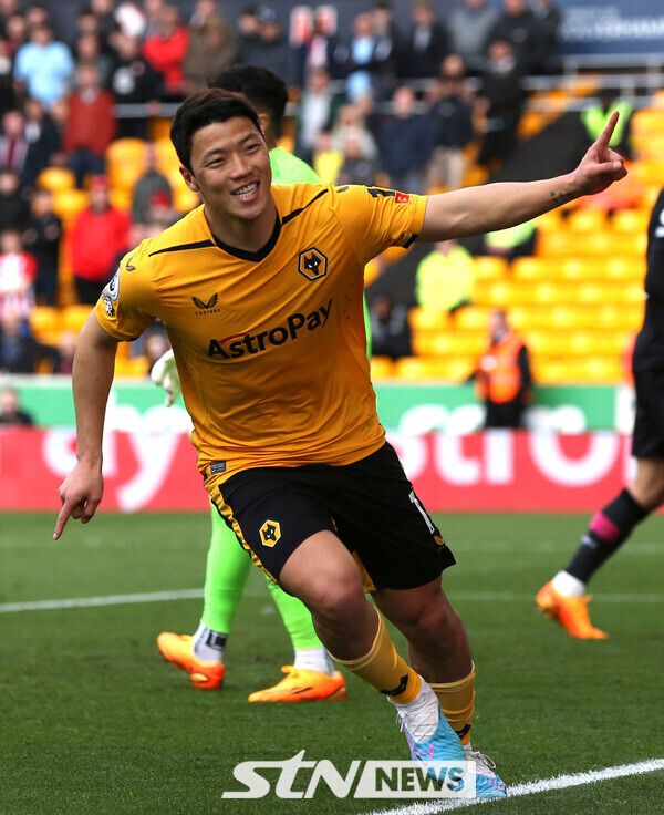 황희찬이 울버햄튼을 떠나 메르세유로 향할까?프랑스 매체 ‘풋 메르카토’는 15일 “황희찬이 울버햄튼을 떠나 마르세유로의 이적을 원한다”고 전했다.이어 “황희찬은 울버햄튼에 마르세유 이적을 원한다는 의사를 전달했다. 개인 조건도 합의를 마쳤다”고 덧붙였다.이어 “황희찬이 의사를 전달하면서 울버햄튼과 마르세유가 이적료를 조정하는 일만 남았다”고 가능성을 언급했다.마르세유의 황희찬을 향한 관심은 최근 꾸준했다.프랑스 매체 '겟 프렌치 풋볼 뉴스'는 지난 5일 