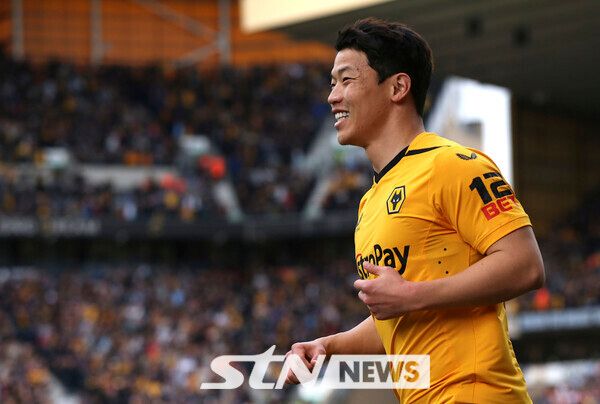 황희찬이 울버햄튼을 떠나 메르세유로 향할까?프랑스 매체 ‘풋 메르카토’는 15일 “황희찬이 울버햄튼을 떠나 마르세유로의 이적을 원한다”고 전했다.이어 “황희찬은 울버햄튼에 마르세유 이적을 원한다는 의사를 전달했다. 개인 조건도 합의를 마쳤다”고 덧붙였다.이어 “황희찬이 의사를 전달하면서 울버햄튼과 마르세유가 이적료를 조정하는 일만 남았다”고 가능성을 언급했다.마르세유의 황희찬을 향한 관심은 최근 꾸준했다.프랑스 매체 '겟 프렌치 풋볼 뉴스'는 지난 5일 