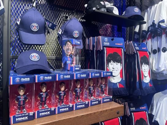 이강인의 가치가 상승하는 중이다.뉴캐슬 소식통 ‘멕파이 미디어’는 16일 “뉴캐슬이 이강인에 대해 파리 생제르맹에 공식적으로 문의했다. 디렉터 폴 미첼은 꿈의 타깃으로 설정했다”고 전했다.이어 “이강인은 23세로 양쪽 측면, 중앙 미드필더 모두 소화할 수 있다. 뉴캐슬 감독에게 깊은 인상을 남길 수 있는 능력이 있다”고 덧붙였다.이와 함께 “뉴캐슬은 4,000만 파운드(약 716억)의 가격이면 이강인 영입은 충분하다는 분위기다. 선수 역시 꾸준한 출전을 위해 이적을 원한다”고 계속해서 관심을 표명하고 있다고 언급했다.하지만, 뉴캐슬이 이강인을 영입할 수 있을지는 미지수다.프랑스 매체 '풋 메르카토'는 지난 16일 