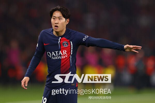 이강인의 가치가 상승하는 중이다.뉴캐슬 소식통 ‘멕파이 미디어’는 16일 “뉴캐슬이 이강인에 대해 파리 생제르맹에 공식적으로 문의했다. 디렉터 폴 미첼은 꿈의 타깃으로 설정했다”고 전했다.이어 “이강인은 23세로 양쪽 측면, 중앙 미드필더 모두 소화할 수 있다. 뉴캐슬 감독에게 깊은 인상을 남길 수 있는 능력이 있다”고 덧붙였다.이와 함께 “뉴캐슬은 4,000만 파운드(약 716억)의 가격이면 이강인 영입은 충분하다는 분위기다. 선수 역시 꾸준한 출전을 위해 이적을 원한다”고 계속해서 관심을 표명하고 있다고 언급했다.하지만, 뉴캐슬이 이강인을 영입할 수 있을지는 미지수다.프랑스 매체 '풋 메르카토'는 지난 16일 