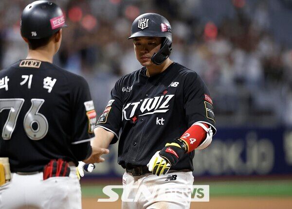 17일 서울 구로구 고척스카이돔에서 열린 2024 KBO리그 KT 위즈와 키움 히어로즈의 경기, 5회초 1사 주자 3루 상황 KT 문상철이 1타점 적시타를 친 뒤 베이스를 밟고 있다. 사진┃뉴시스