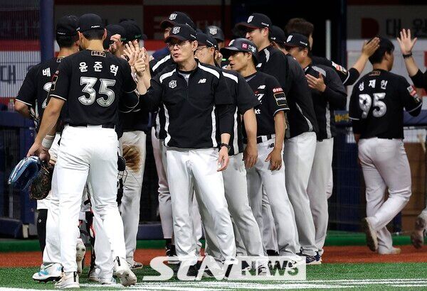 17일 서울 구로구 고척스카이돔에서 열린 2024 KBO리그 KT 위즈와 키움 히어로즈의 경기에서 9-2로 승리한 KT 선수들 이강철 감독과 하이파이브를 하고 있다. 사진┃뉴시스