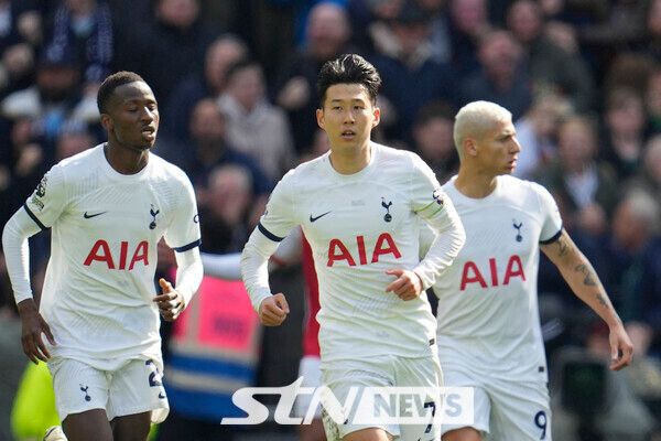 손흥민의 운명은? 영국 매체 ‘팀토크’는 지난 1일 “토트넘은 손흥민과 1년 계약 연장을 선택한다. 오는 2025년 매각할 수도 있다”고 전했다. 이어 “토트넘은 손흥민과 합의점을 찾지 못했고 플랜 B를 실행한다”고 덧붙였다.그러면서 “손흥민은 2025년 이적도 가능하다. 토트넘은 이적료를 챙길 수 있다”고 언급하기도 했다. 영국 매체 ‘풋볼 인사이더’도 “토트넘이 손흥민에 대해 1년 계약 연장 옵션을 발동한다”며 장기 계약은 없을 것이라고 언급했다. 사진┃뉴시스/AP