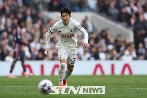 손흥민의 운명은? 영국 매체 ‘팀토크’는 지난 1일 “토트넘은 손흥민과 1년 계약 연장을 선택한다. 오는 2025년 매각할 수도 있다”고 전했다. 이어 “토트넘은 손흥민과 합의점을 찾지 못했고 플랜 B를 실행한다”고 덧붙였다.그러면서 “손흥민은 2025년 이적도 가능하다. 토트넘은 이적료를 챙길 수 있다”고 언급하기도 했다. 영국 매체 ‘풋볼 인사이더’도 “토트넘이 손흥민에 대해 1년 계약 연장 옵션을 발동한다”며 장기 계약은 없을 것이라고 언급했다. 사진┃뉴시스/AP