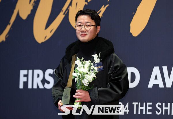 '최강야구' 장시원 PD가 9일 오후 서울 중구 신라호텔에서 열린 2024 퍼스트 브랜드 대상 시상식에서 포즈를 취하고 있다. 사진┃뉴시스