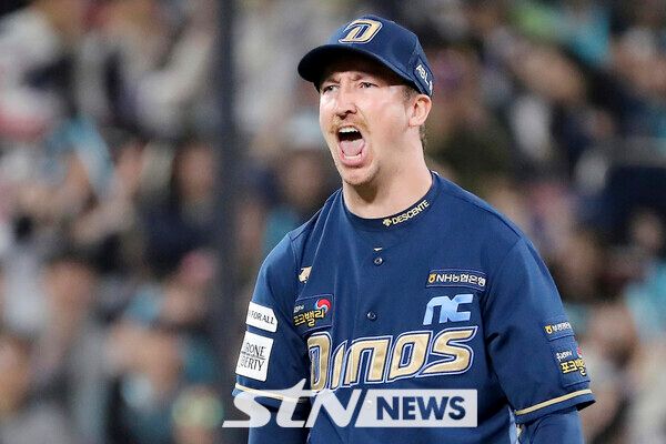 30일 수원 KT위즈파크에서 열린 2023 프로야구 플레이오프 NC 다이노스와 kt 위즈의 1차전 경기, 5회말 2사 1,2루에서 NC 페디가 kt 김상수를 삼진 아웃으로 잡고 포효하고 있다. 사진┃뉴시스