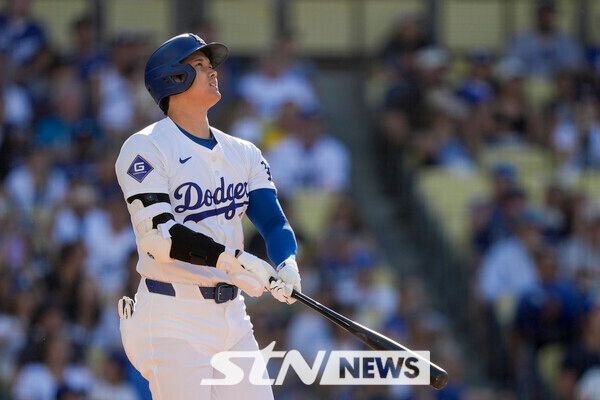 LA 다저스의 오타니 쇼헤이가 21일(현지시각) 미 캘리포니아주 로스앤젤레스의 다저스타디움에서 열린 2024 메이저리그(MLB) 보스턴 레드삭스와의 경기 5회 말 1점 홈런(30호)을 치고 있다. 사진┃뉴시스/AP