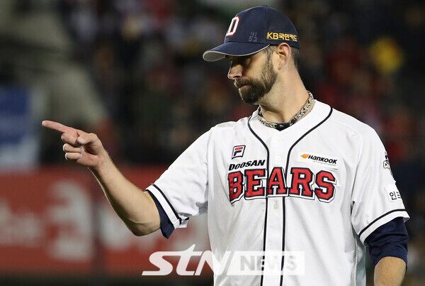 30일 오후 서울 송파구 잠실야구장에서 열린 '2017 타이어뱅크 KBO 포스트시즌 한국시리즈 5차전' KIA 타이거즈와 두산 베어스의 경기, 2회초 KIA 공격 1사 2사 1,2루 상황을 무실점으로 막은 두산 니퍼트가 더그아웃으로 들어가며 기뻐하고 있다. 사진┃뉴시스