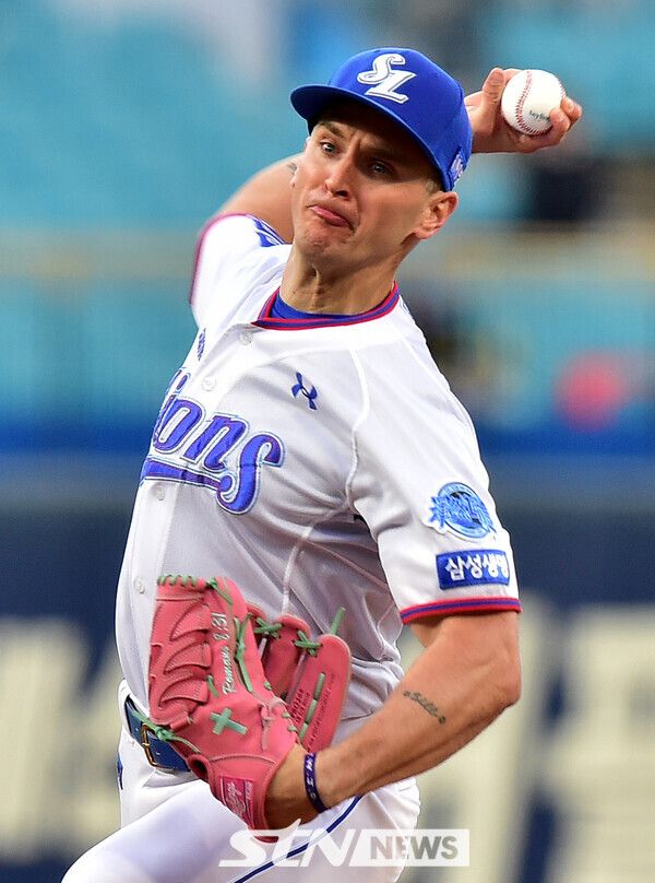 26일 오후 대구 삼성라이온즈파크에서 열린 프로야구 신한은행 SOL 2023 KBO리그 삼성 라이온즈와 두산 베어스의 경기, 1회초 삼성 선발투수 뷰캐넌이 역투하고 있다. 사진┃뉴시스