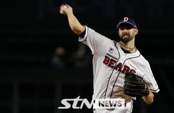17일 서울 잠실야구장에서 열린 2017 KBO 포스트시즌 플레이오프 두산 베어스 대 NC 다이노스의 경기, 두산 선발 니퍼트가 역투 하고 있다. 사진┃뉴시스
