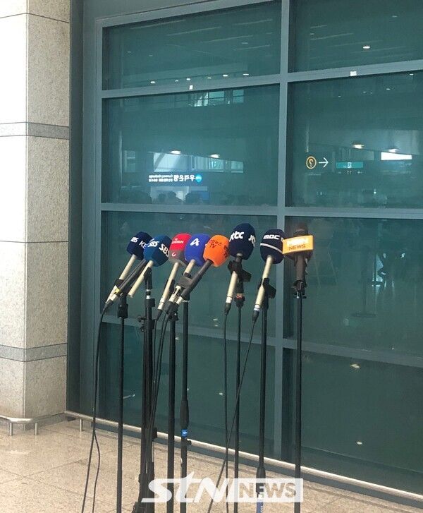 이날 홍명보 감독을 기다렸던 마이크들. 인천공항=사진┃이형주 기자