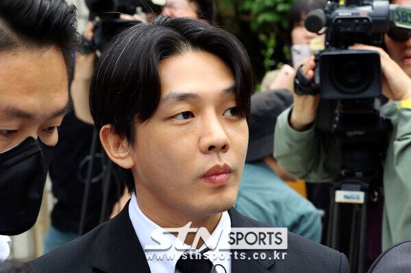 프로포폴과 코카인 등 마약류 투약 혐의를 받고 있는 배우 유아인이 24일 서울 서초구 서울중앙지법에서 열린 구속 전 피의자 심문(영장실질심사)을 마친 뒤 법원을 나서고 있다. 사진┃뉴시스